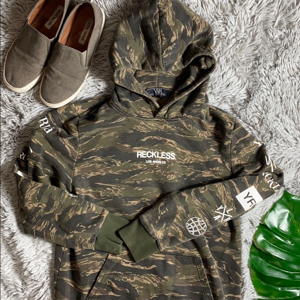 Young & reckless camo hoodie size M*